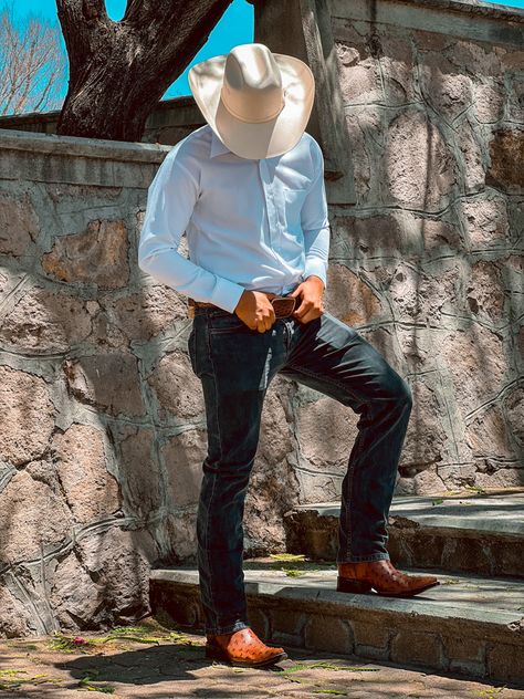 Siempre con la mejor actitud y el mejor calzado 👞🤎🤠 #elmalcredo #botasvaqueras #botas #botasdepiel #botas #boots #hombres #vaquero #jaripeo #rodeos #botasdepiel #botasdehombre Dark Cowboy, Hombre Aesthetic, Cowboy Fit, Court Weddings, Cowboy Girl, Estilo Country, Outfits Hombre, Wedding Court, Cowboy Party