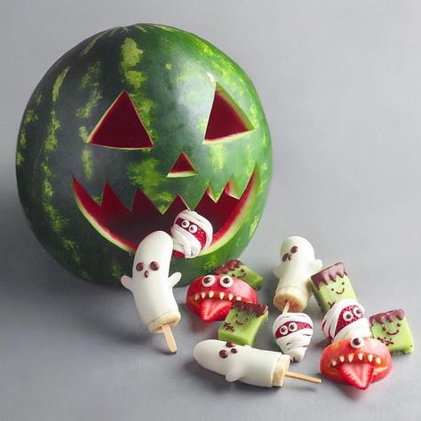 Happy Decor, Vegan Halloween, Watermelon Art, Watermelon Carving, Fall October, Halloween Snacks, Halloween Cakes, Fruit Snacks, Mug Cake