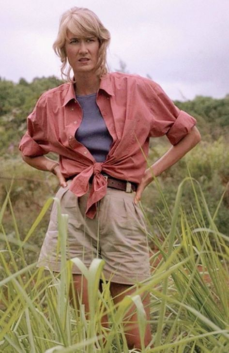 Ellie Jurassic Park, Dr Ellie Sattler, Jurassic World Characters, Jurassic Park Costume, Ellie Sattler, Laura Dern, Halloween Inspo, Family Halloween Costumes, Halloween Inspiration