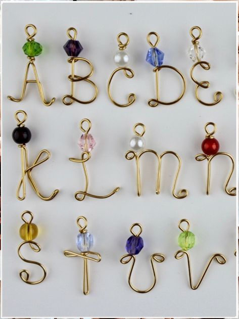 Find designer jewelry on Amazon, for a touch of elegance in your look. Wire Letters, Hadiah Diy, Anting Manik, Wire Wrap Jewelry Designs, Bijoux Fil Aluminium, Wire Wrapped Jewelry Diy, Wire Wrapped Jewelry Tutorials, Pendant Tutorial, Wire Jewelry Tutorial