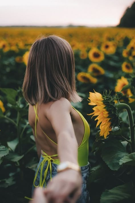 Sunflower Ideas Photo, Sunflower Photo Ideas, Sunflower Photoshoot Ideas, Pictures With Sunflowers, Sunflowers Photography, Sunflower Field Photography, Sunflower Field Pictures, Sunflower Photoshoot, A Field Of Sunflowers