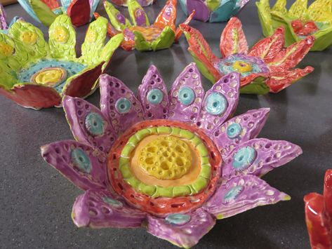 Clay Flower Bowl, Clay Art Lessons, Clay Crafts Flower, Watercolor Weaving, Flower Clay Art, Printmaking Relief, Clay Projects For Kids, Zentangle Flowers, Clay Sculpting