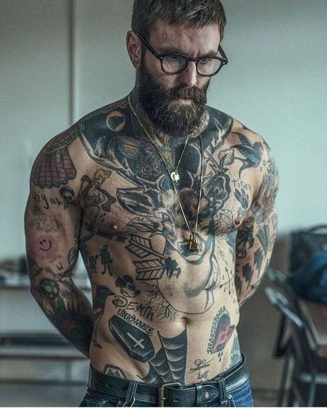 Best Mens Hairstyles, Old School Tattoo Sleeve, Traditional Tattoo Outline, Hairstyles Male, Symmetrical Tattoo, Yakuza Tattoo, Men Chest, Men Tattoos Arm Sleeve, Chest Tattoo Men