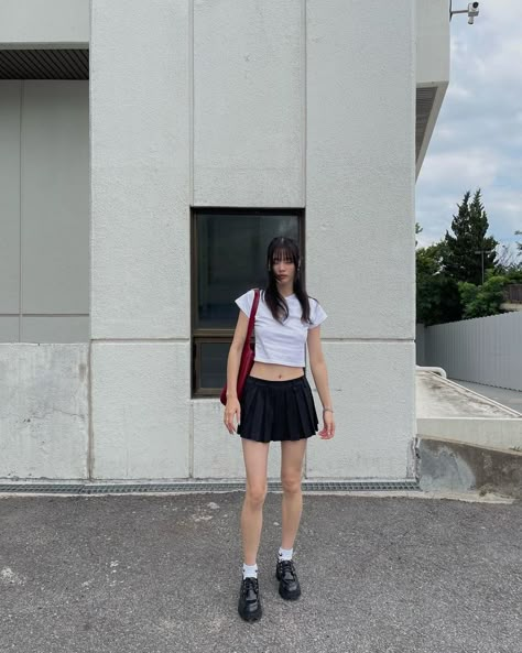 Black Mini Skirt Outfit Summer, Mini Skirt Outfit Aesthetic, Kim A Hyun, Mini Skirts Outfits Summer, Black Mini Skirt Outfit, Minimalistic Outfits, Japan Outfit, Miniskirt Outfits, Preppy Casual