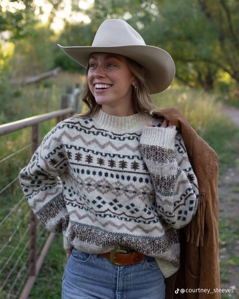 Equestrian Outfits Casual, Ranch Outfits, Western Sweaters, Western Style Outfits, Cowgirl Outfits, Cozy Sweater, Cooler Weather, General Store, Outfit Inspo Fall