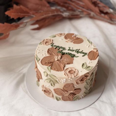 Cake Brown, Neutral Aesthetic Birthday Cake, Brown Cake Aesthetic, Chocolate Cake Decoration Elegant, Brown Aesthetic Cake Birthday, Brown Cake Design, Brown Vintage Cake, Bday Cake For Mom, Birthday Cake Aesthetic Floral