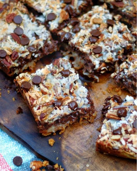 Hello Dolly Magic Cookie Bars - southern discourse Holly Dolly Bars, Hello Dolly Squares, Baking Room, Dolly Bars, Southern Discourse, Hello Dolly Bars, Magic Bars Recipe, Magic Cookie Bar Recipe, Hello Dollies