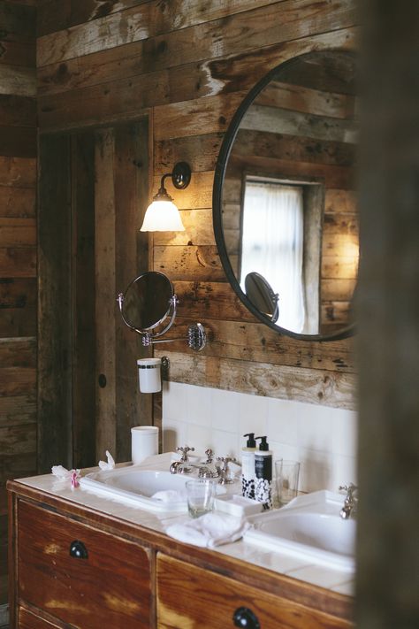 A Night At Soho Farmhouse | What Olivia Did/.. shaving mirror Soho Farmhouse Bathroom, Soho House Bathroom, Soho House Farmhouse, Boho Lodge, Soho Farmhouse Interiors, Glamping Bathroom, Soho Farmhouse, Soho Loft, Log Cabin Ideas