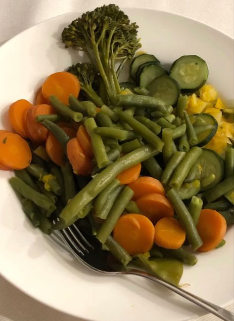 Steamed Vegetables Aesthetic, 2025 Prep, Boiled Veggies, Vegetables Aesthetic, Loose Weight Meal Plan, Chicken Burgers Recipe, Boiled Vegetables, Green Veggies, Healthy Food Dishes