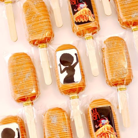 This makes me want to go back to the '70s! Thank you for creating these nostalgic cakesicles @cakepop_la . . . #cakepopsofinstagram #cakepops #cakepopstagram #cakepopstand #cakesicles #chocolate #chocolatedipped #cakesiclesofinstagram #groovybirthday #groovyparty #disco #discofunk #afrohair #blackafro #edibleprinter #edibleimages #glitter #orange #groovycolors #labased Disco Cakesicles, 70s Cake Pops, Cakesicles Chocolate, 70s Cake, Mums Birthday, Cake Pop Stands, Disco Funk, Edible Printer, Mum Birthday