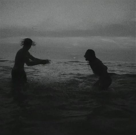 Situationship Aesthetic Photos, Couple Physical Contact, Swimming Couple Aesthetic, More Than Friends Aesthetic, Dark Beach Aesthetic, Jiara Aesthetic, Beach Couple Aesthetic, Sailor Song, Situationship Aesthetic