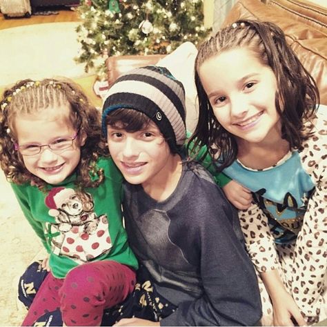 Bratayley on christmas. His last Christmas. He is now gonna spend Christina's with the Man upstairs❤️ Bratayley Family, Caleb Bratayley, Caleb Logan Bratayley, Caleb Leblanc, Caleb Logan, Coral Girls, Julianna Grace Leblanc, Julianna Leblanc, Annie Grace