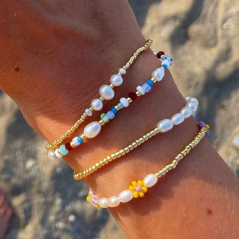 Preppy Jewelry, Diy Collier, Diy Bracelet Designs, Beads Bracelet Design, Jewelry Accessories Ideas, Summer Bracelets, Stacked Jewelry, Homemade Jewelry, Jewelry Lookbook