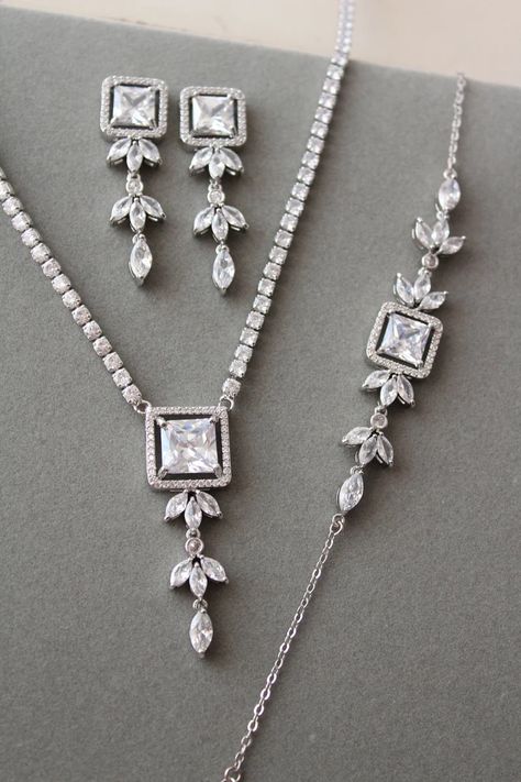 Silver Bridal Jewellery Set Vintage Style Crystal Necklace - Etsy UK Cheryl Leigh, Wedding Jewellery Set, Prom Jewelry Sets, Silver Bridal Jewellery, Brooch Diamond, Period Jewelry, Rose Gold Tiara, Bridal Jewellery Set, Character Design Girl