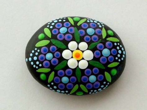 100+ Best Painted Rocks (Photos, Tips & Tricks ) Rock Flowers, Mandala Painted Rocks, Art Pierre, Mandala Rock Art, Painted Rocks Diy, Rock Painting Ideas Easy, Rock Painting Patterns, Mandala Rocks, Dot Art Painting