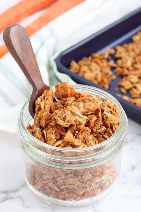 Carrot Cake Granola - Super Healthy Kids Homemade Granola Recipes, Carrot Cake Granola, Granola Recipe Homemade, Easy Carrot Cake, Crunchy Granola, Granola Healthy, Granola Recipes, Homemade Granola, Super Healthy