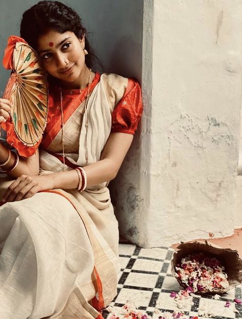 #dancer #vintage #vintagestyle #saipallavi #shyamsinghuroy #rosiesinghuroy #saipallavistyle #costume #southasianvintage Bengali Photoshoot In Saree, Bengali Saree Aesthetic, Sai Pallavi Hd Images, Bengali Culture, Bengali Saree, Long Hair Images, Bengali Bride, Saree Poses, Indian Star