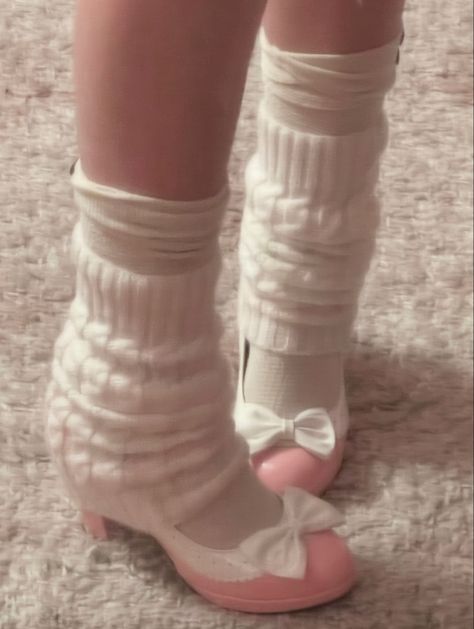 Pink Shoes Wool Leg Warmers, Me Up, Estilo Ivy, Aesthetic Girly, Dr Shoes, Kawaii Shoes, Summer Closet, Round Toe Pumps, Cute Heels