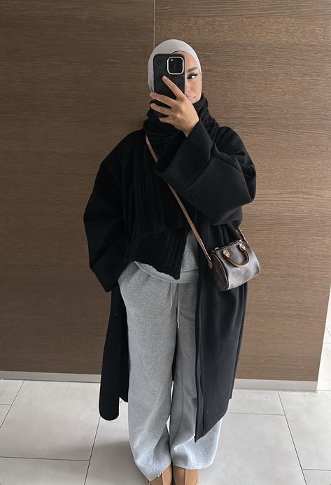 Hijabi Joggers Outfit, Outfit Ideas Hiver, Outfit Jogging Hijab, Street Hijab Fashion Casual, Hijabi Outfits School, Hijabi Winter Outfits, Outfit Jogging, Hijab Outfit Ideas, Modest Winter Outfits