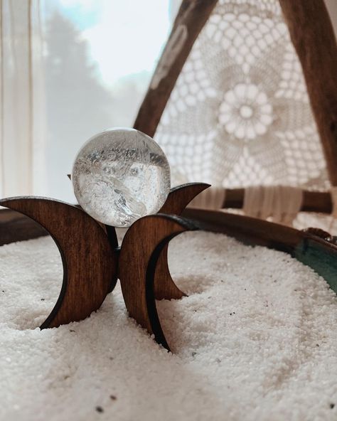 MercuryX on Instagram: “The response I got back on these Moon Sphere holders 🌙 were crazy, so here are more! • • • #crystals #crystallove #crystallovers…” Crystal Sphere Stand, Wooden Moon, Displaying Crystals, Crystal Healing Stones, Scroll Saw Patterns, Crystal Decor, Shiny Things, Crystal Sphere, Wood Stand