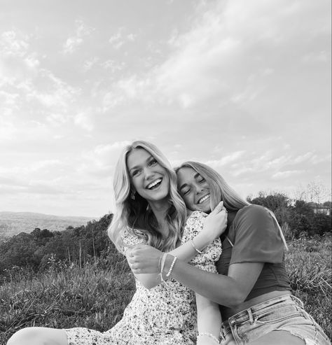 Sister And Mom Photoshoot, Vintage Best Friends Pictures, Photoshoot Best Friend Pic Ideas, Best Friend Field Photoshoot, Senior Picture Ideas Friends, Pic Ideas With Bestie, Field Photoshoot Friends, Best Friend Photo Shoot Ideas, Best Friend Senior Pictures