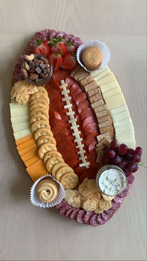 Homecoming Snack Ideas, Snack Trays For Parties, Football Themed Food, Football Season Food, Superbowl Ideas, Charcuterie Food, Charcuterie Appetizers, Charcuterie Board Meats, Football Party Foods