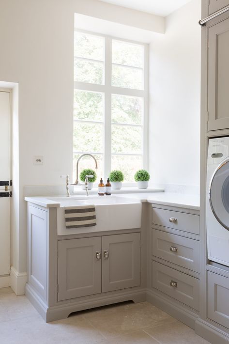 Laundry Reno, Farm House Laundry Room, Utility Room Designs, Humphrey Munson, Bespoke Kitchen Design, Laundry Room Sink, Mudroom Laundry Room, Laundry Room Layouts, Mud Rooms