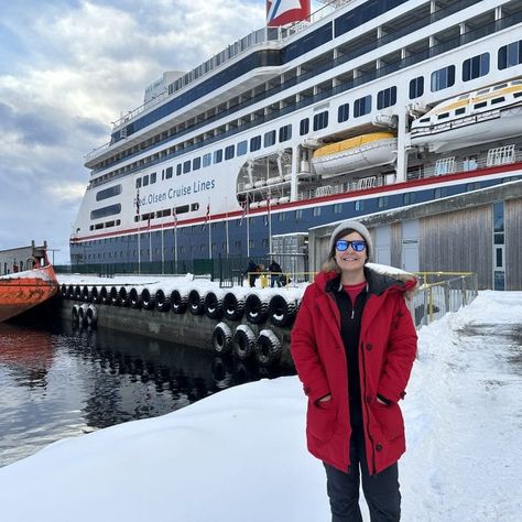 I Took a Northern Lights Cruise – Here’s What I Packed (Clothes, Accessories & More) – Emma Cruises Northern Europe Cruise Outfits, Northern Lights Cruise, American Cruise Lines, Norway Trip, Winter Cruise, Norway Cruise, Cruise Essentials, Cruise Europe, Waterproof Clothing