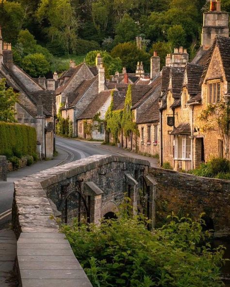 England Countryside, Castle Combe, Day Trips From London, Somerset England, English Village, Visiting England, England And Scotland, Beautiful Villages, England Uk