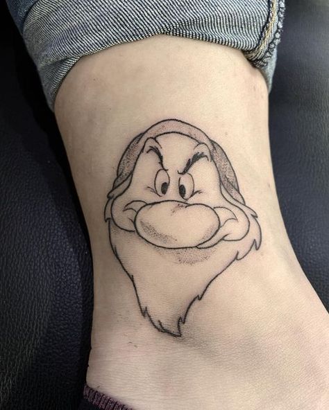 Grumpy Tattoo Ideas, Grumpy Tattoo Disney, Seven Dwarfs Tattoo, Grumpy Tattoo, Snow White Tattoos, Grandpa Tattoo, Tattoo Board, Family Tattoo, Tattoo Convention