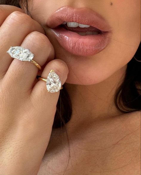 Divorce Rings, Emrata Instagram, Charlotte York, Celebrity Engagement Rings, Jet Lag, Emily Ratajkowski, March 19, Stone Engagement Rings, Bling Rings