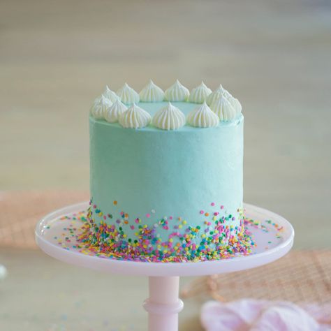 A while back I made a funfetti cake and LOVEd it. It totally reminded me of being a kid at my own birthday party LOL!! It had a white chocolate ganache and was tinted light pink. It looked great! I've heard some people have found it difficult to tint their cakes. PSA: white chocolate can only be dyed with gel food coloring, which most people don't have at home!! If you add 1/4 of a drop of regular food coloring it turns into a solid ?. That doesn't change the flavor really bu... Light Blue Cake Birthday, Cake Preppy, Blue Birthday Cake, 14th Birthday Cakes, Teen Cakes, Birthday Cakes For Teens, Preppy Kitchen, Easy Birthday, Funfetti Cake