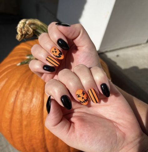 Easy Halloween Nails, Spider Webs Halloween, Nails For Beginners, Pumpkin Nail Designs, Nails For Halloween, Halloween Nails Easy, Nail Art Pictures, Pumpkin Nails, Gothic Nails