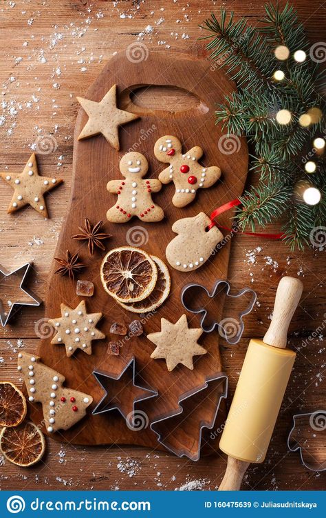 Christmas Cookies Photoshoot, Christmas Cookies Photography, Cookie Homemade, Wooden Kitchen Board, Cookie Photography, Christmas Food Photography, Ideas Decoracion Navidad, Fourth Of July Cakes, Cookie Pictures