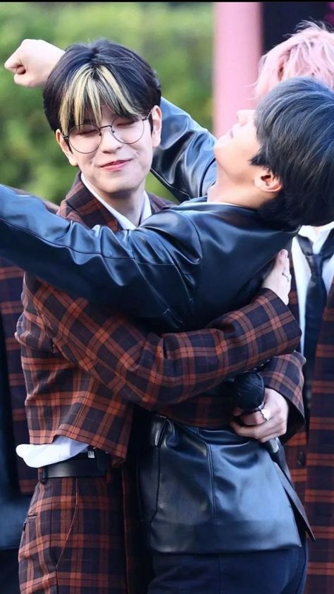 Han And Lee Know Wallpaper, Seungmin And Lee Know, Han And Seungmin, Lee Know And Seungmin, Lee Know Seungmin, Family Hug, Kim Seungmin, Kids Groups, Skz In Cute