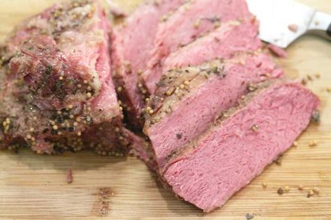 Easy Instant Pot Corned Beef with Beer - 2 Cookin' Mamas How To Make Pastrami, Homemade Pastrami, Pastrami Recipe, Crock Pot Corned Beef, Brisket Flat, Pastrami Sandwich, Foodporn Recipes, Brown Recipe, Corned Beef Brisket