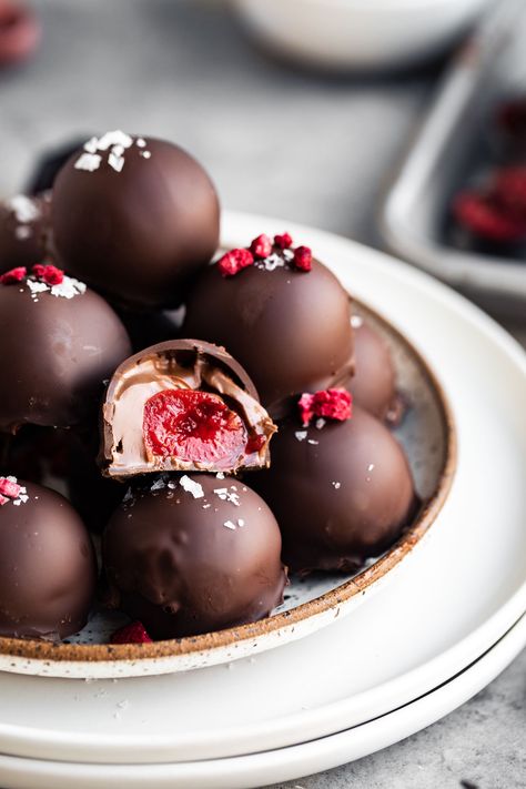 Chocolates Aesthetic, Chocolate Covered Cherries Recipe, Cherry Recipe, Chocolate Aesthetic, Italian Sweets, Chocolate Covered Cherry, Bourbon Cherries, Hot Chocolate Fudge, Cherry Chocolate