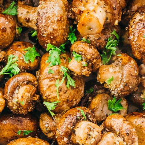 Garlic Roasted Mushrooms - Savory Tooth Christmas Side Dish Recipes, Mushroom Side Dishes, Keto Thanksgiving, Mushroom Dish, Thanksgiving Recipes Side Dishes, Roasted Mushrooms, Onion Recipes, Thanksgiving Side Dishes, Healthy Side Dishes