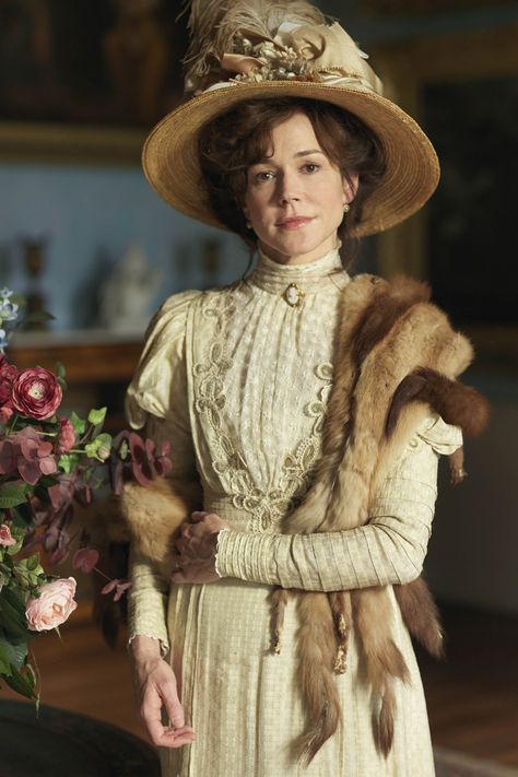 Frances O'Connor as Rose Selfridge in the television series 𝑀𝑟. 𝑆𝑒𝑙𝑓𝑟𝑖𝑑𝑔𝑒. #MrSelfridge #FrancesOConnor #RoseSelfridge Frances O'connor, Mr Selfridge, Human Base, Victorian Women, Movie Costumes, Fur Coat, Victorian Dress, Dresses, Instagram