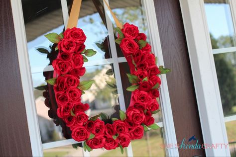 Run for the Roses Derby Wreath - Shes {kinda} Crafty Derby Wreath, Derby Decor, Kentucky Derby Themed Party, Kentucky Derby Party Decorations, Derby Party Decorations, Foam Wreath, Big Hats, Roses Wreath, Derby Time