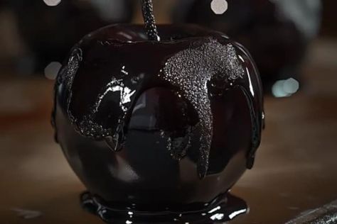 Apple Center, Black Candy Apples, Black Food Coloring, Black Candy, Crisp Apple, Apple Varieties, Poison Apples, Black Food, Gel Food Coloring