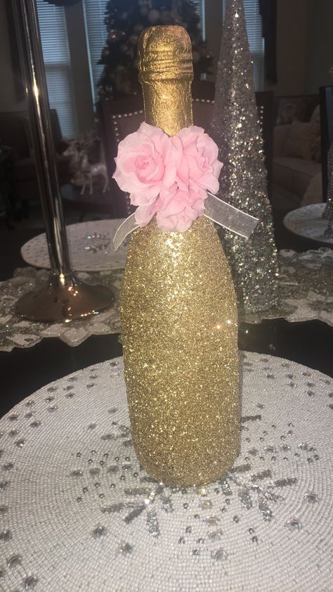 DIY Glitter champagne bottle Quince Wine Bottles, Quince Champagne Bottles, Champagne Decorations Bottle, Wine Bottle Centerpieces Diy, Rose Gold Quince, Gold Champagne Bottle, Glitter Champagne Bottles, Pink Gold Party, Wine Bottle Centerpieces