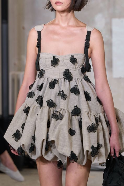 Cecilie Bahnsen Spring 2025 Ready-to-Wear https://www.vogue.com/fashion-shows/spring-2025-ready-to-wear/cecilie-bahnsen/slideshow/collection#6 Cecilie Bahnsen, Spring 2025, Luxury Clothing, Ball Dresses, Luxury Outfits, Paris Fashion, Pretty Dresses, All Fashion, Paris Fashion Week