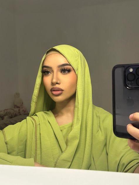 ‎زينب‎ (@zeynepp.di) on Threads Baddie Hijabi, Baddie Hijabi Outfits, Pretty Hijabi, Hijabi Baddie, Hijab Colors, Turban Hijab, Beautiful Photoshoot Ideas, Muslim Style, Pretty Makeup Looks