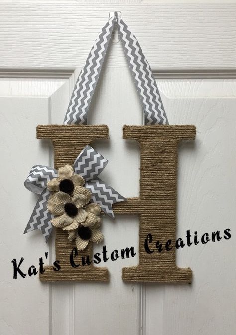 Jute and chevron monogram letter h wreath with burlap flowers! Front Door Monogram, Wreath With Burlap, Beach Style Decorating, Diy Christmas Presents, Terra Cotta Pot Crafts, Burlap Decor, Front Entryway, Door Wreaths Diy, Burlap Flowers