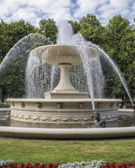 Large Water Fountains Outdoor, Big Water Fountain, Huge Fountain, Big Fountain, Exterior Door Designs, Water Fountain Design, Luxurious Garden, Modern Fountain, Unique Garden Art