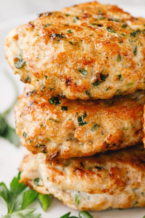 Easy Turkey Patties Recipe – These easy turkey patties make the perfect protein addition to your lunch or meal-prep! Best Chicken Burger Recipe, Turkey Burger Recipes Healthy, Ground Turkey Recipes Easy, Healthy Turkey Recipes, Turkey Patties, Ground Turkey Recipes Healthy, Chicken Burgers Recipe, Turkey Burger Recipes, Healthy Turkey