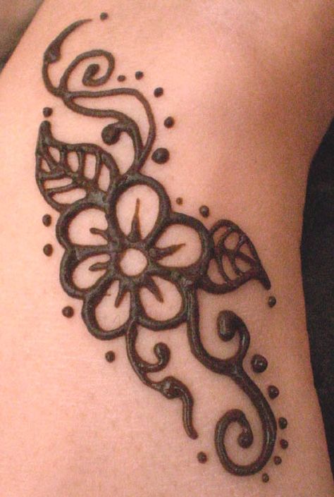 Henna Flower. It can be a sweet and simple design to bring a smile to someone. Hanna Tattoo, Small Henna Tattoos, Small Henna Designs, Henna Ink, Cream Tattoo, Henna Flower Designs, Henne Tattoo, Henna Designs Simple, Cute Henna Designs