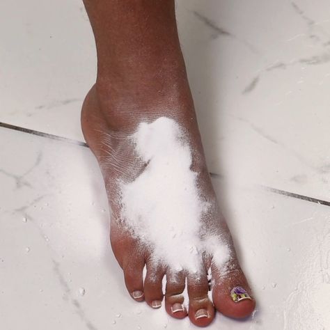 I put BICARBONATE on my feet and what happened will Impress you. | I put BICARBONATE on my feet and what happened will Impress you. | By Learn with me Baking Soda Cleaner, Easy Soup, Home Health Remedies, The Burning, Hacks Diy, Home Health, Beauty Treatments, Health Remedies, What Happened