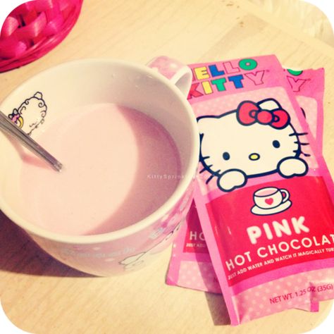 hello kitty I so want pink hot coco ! Pink Hot Chocolate, Honey Toast, Hello Kitty Birthday Party, Easy Like Sunday Morning, Hot Coco, Hello Kitty Pink, Hello Kitty Birthday, Winter Drinks, Kawaii Food